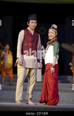 Couple portant des vêtements traditionnels, l'Inde, l'Asie, M.# 786 Banque D'Images