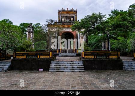 Pavillon de stèle avec un monument au règne de tu Duc sur la tombe de l'empereur tu Duc, LÄƒng Tá Äá c, au mausolée de Khiem, KhiÃªm LÄƒng. Hue Thua Thien H. Banque D'Images