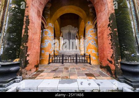 Pavillon de stèle avec un monument au règne de tu Duc sur la tombe de l'empereur tu Duc, LÄƒng Tá Äá c, au mausolée de Khiem, KhiÃªm LÄƒng. Hue Thua Thien H. Banque D'Images