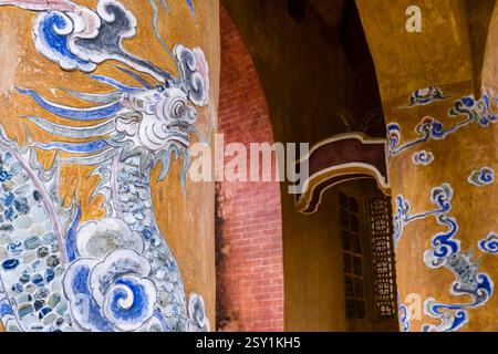 Peinture artistique d'un dragon sur l'une des colonnes du Pavillon de la stèle, monument du règne de tu Duc sur le tombeau de l'empereur tu Duc, LÄng Tá Ä Banque D'Images