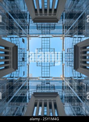 Cour dans le centre d'affaires. Vue sur le ciel depuis la cour du centre d'affaires moderne en verre. Banque D'Images
