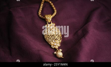 Pendentif en or et perles avec chaîne, bijoux traditionnels indiens Banque D'Images