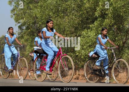 Aller à l'école filles Tribal bastar, Chhattisgarh, Inde, Asie, Banque D'Images
