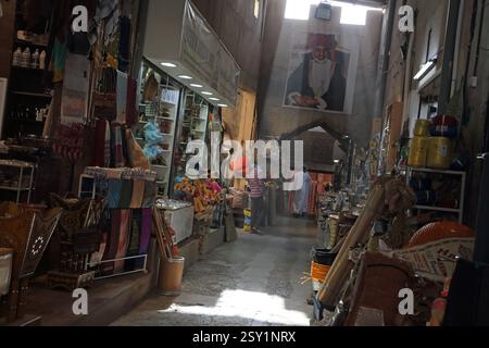 Encens, épices, chameaux en peluche et articles ménagers en vente au marché de Nizwa (souk) Oman Banque D'Images
