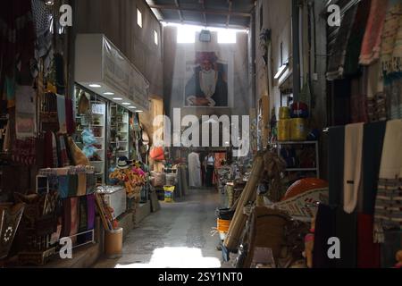 Encens, épices, chameaux en peluche et articles ménagers en vente au marché de Nizwa (souk) Oman Banque D'Images