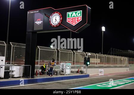 TAG Heuer LVMH nouveau sponsor dans la pitlane lors des essais de pré-saison de formule 1 Aramco 2025 du Championnat du monde de formule 1 FIA 2025 du 26 au 28 février 2025 sur le circuit International de Bahreïn, à Sakhir, Bahreïn - photo Florent Gooden / DPPI Banque D'Images