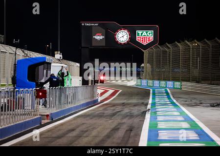 TAG Heuer LVMH nouveau sponsor dans la pitlane lors des essais de pré-saison de formule 1 Aramco 2025 du Championnat du monde de formule 1 FIA 2025 du 26 au 28 février 2025 sur le circuit International de Bahreïn, à Sakhir, Bahreïn - photo Florent Gooden/DPPI crédit : DPPI Media/Alamy Live News Banque D'Images
