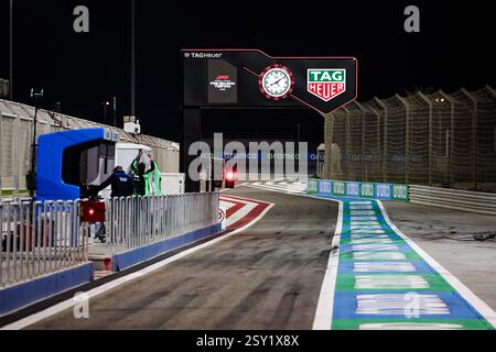 TAG Heuer LVMH nouveau sponsor dans la pitlane lors des essais de pré-saison de formule 1 Aramco 2025 du Championnat du monde de formule 1 FIA 2025 du 26 au 28 février 2025 sur le circuit International de Bahreïn, à Sakhir, Bahreïn Banque D'Images