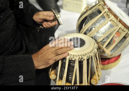 Tuning Tabla Classical Indian musical instrument Mumbai Maharashtra Inde Asie Banque D'Images