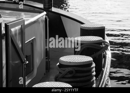 Gros plan du pont d'un bateau maison amarrage à la Seine. France. Photo historique noir et blanc. Banque D'Images
