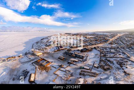 Vue aérienne de dessus du village de Khuzhir plus grande île du lac Baïkal. Célèbre rocher Shamanka et petite neige couverte de mer. paysage hivernal matinal gelé Banque D'Images