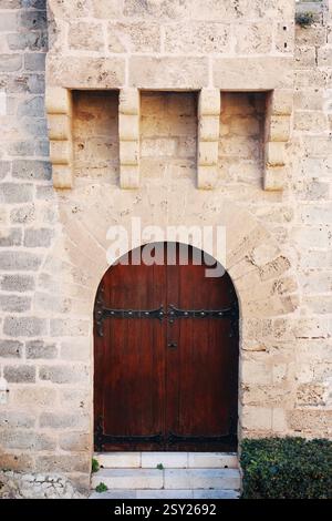 porte en bois dans le mur du château. knights times. couverture pour jeux vidéo et magazines Banque D'Images