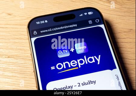 OSTRAVA, TCHÉQUIE - 26 FÉVRIER 2025 : site web du service de streaming OnePlay rejoignant O2 TV et Voyo ensemble Banque D'Images