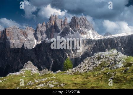 Belles montagnes alpines dans la soirée d'été dans les Dolomites, Italie Banque D'Images