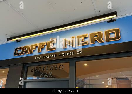 Caffè Nero Signage dans le centre-ville de Carmarthen. Carmarthenshire, pays de Galles, Royaume-Uni. 11 décembre 2024. Banque D'Images
