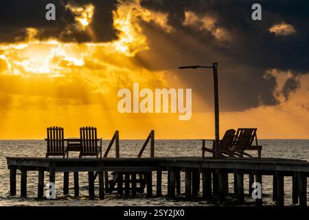 Lever du soleil sur Caye Caulker, Belize. Banque D'Images