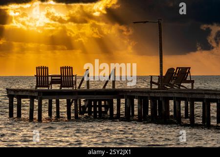 Lever du soleil sur Caye Caulker, Belize. Banque D'Images