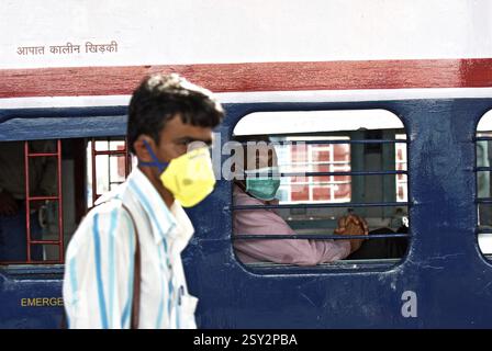 Les navetteurs ont couvert le visage d'un masque de protection contre la grippe porcine, Bombay Mumbai, Maharashtra, Inde 12-août-2009 NOMR Banque D'Images