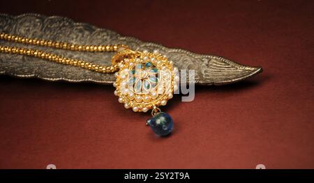 Pendentif perle avec chaîne dorée, bijoux traditionnels indiens Banque D'Images