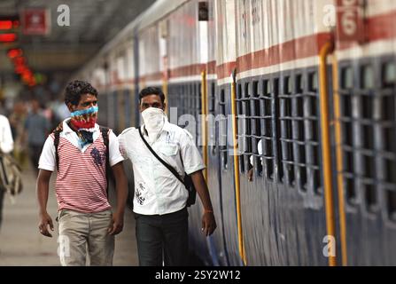 Les navetteurs ont couvert le visage d'un mouchoir de protection contre la grippe porcine, Bombay Mumbai, Maharashtra, Inde 12-août-2009 NOMR Banque D'Images