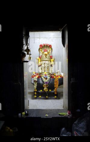 Idole principale de Kudala Sangmeshwara Temple Solapur Maharashtra Inde Banque D'Images