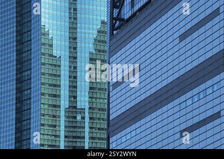 Les bâtiments en verre, Tokyo, Japon Banque D'Images