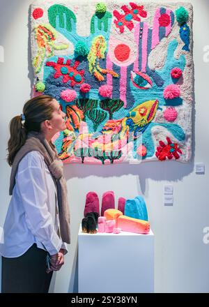Londres, Royaume-Uni. 26 février 2025. Le personnel pose avec Anastasia Tiller, « Sparkling Sea Floor Fun », 2023 (grand travail) et d'autres œuvres chez Here Now, Craft Alliance Atlantic. Collect célèbre cette année 21 ans en tant que principal salon international d'art pour l'artisanat contemporain et le design. Collect 2025 est présenté par le Crafts Council et se déroule du 28 février au 2 mars 2025 à Somerset House. Crédit : Imageplotter/Alamy Live News Banque D'Images