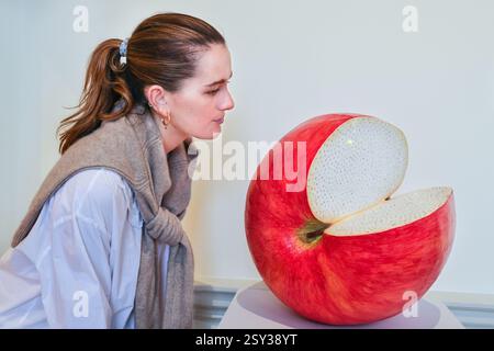 Londres, Royaume-Uni. 26 février 2025. Le personnel pose avec Kim Moon-Kyung, 'Cubic App;e', 2024, Han Collection. Collect célèbre cette année 21 ans en tant que principal salon international d'art pour l'artisanat contemporain et le design. Collect 2025 est présenté par le Crafts Council et se déroule du 28 février au 2 mars 2025 à Somerset House. Crédit : Imageplotter/Alamy Live News Banque D'Images