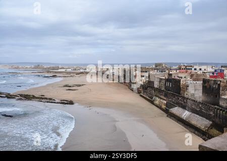Vue sur la ville portuaire fortifiée bien préservée d’Essaouira sur la côte Atlantique du Maroc avec sa large plage de sable. Banque D'Images