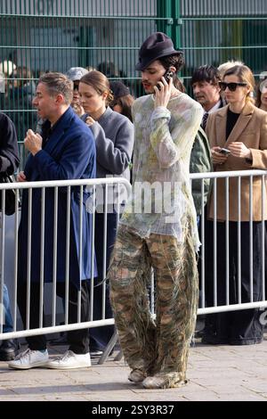 News - Diesel - arrivées - Milan Fashion week - vêtements pour femmes automne/hiver 2025/2026 invité est vu au défilé Diesel pendant la Milan Fashion week - vêtements pour femmes automne/hiver 2025/2026 le 26 février 2025 à Milan, Italie. Photo : Cinzia Camela. MILAN Allianz Cloud Italy Copyright : xCinziaxCamelax/xLiveMediax LPN 1753971 Banque D'Images
