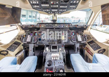 Cockpit d'un avion British Aerospace utilisé par Skyjet Airlines à l'aéroport domestique de Manille aux Philippines montrant les commandes et l'instrumentation Banque D'Images