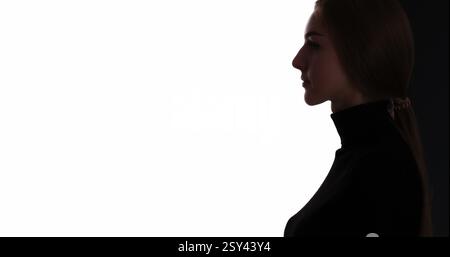 Silhouette de face. Cosmétologie esthétique. Contour de profil de contraste sombre de la tête de femme confiante isolé sur fond d'espace vide blanc. Banque D'Images