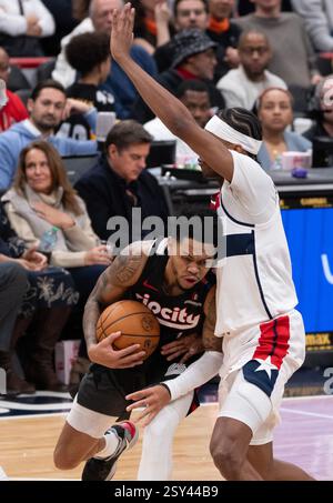 Washington, États-Unis. 26 février 2025. WASHINGTON, DC - FÉVRIER 26 : les Portland Trail Blazers gardent Anfernee Simons (1) sous la garde des Washington Wizards Bilal Coulibaly (0) lors d'un match NBA entre les Washington Wizards et les Portland Trail Blazers, le 26 février 2025, à Capital One Arena, à Washington, DC. (Photo de Tony Quinn/SipaUSA) crédit : Sipa USA/Alamy Live News Banque D'Images