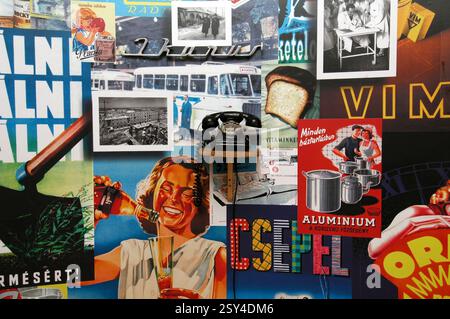 Un collage d'affiches publicitaires de l'ère communiste hongroise exposées au Musée Haza de la Maison de la terreur qui contient des expositions liées aux régimes fascistes et communistes de la Hongrie du XXe siècle et est également un mémorial aux victimes de ces régimes, y compris les personnes détenues, interrogées, torturées ou tuées dans le bâtiment. Budapest, Hongrie Banque D'Images