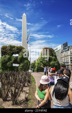 Les touristes se photographient devant les portes de la plante en forme de lettres de Buenos Aires, devant l'obélisque, Avenida 9 de Julio, P. Banque D'Images