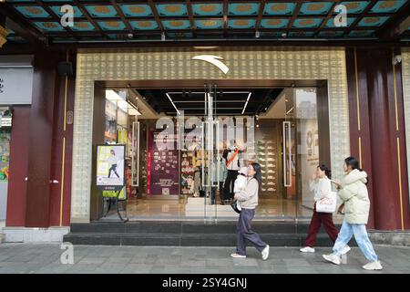 Les touristes passent devant le magasin phare d'Anta à Shanghai, en Chine, le 27 février 2025. Banque D'Images
