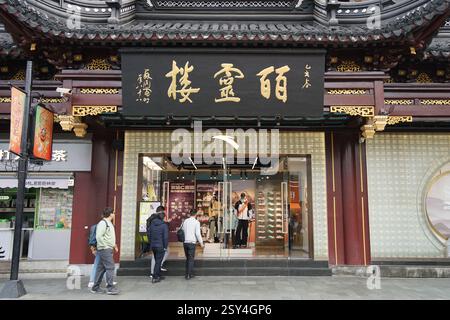 Les touristes passent devant le magasin phare d'Anta à Shanghai, en Chine, le 27 février 2025. Banque D'Images