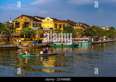 Maisons colorées de Hoi an, Hội an et bateaux d'excursion amarrés sur les rives de la rivière Thu bon, Sông Thu Bồn. Banque D'Images