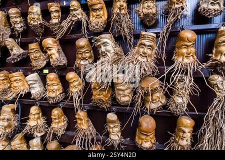 Petites têtes en bois de bambou avec des racines, sculptées par un artiste sur un sentier à Hoi an, Hội an. Banque D'Images