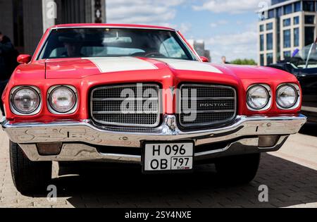 Minsk, Biélorussie, 27 février 2025 - Pontiac rétro classique au salon automobile, vue de face Banque D'Images