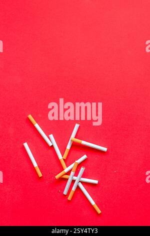Concept fumeurs vue de dessus. Cigarettes sur fond rouge avec espace de copie. Banque D'Images