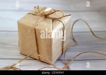 Boîte cadeau emballée dans du papier artisanal et attachée avec une ficelle, emballage écologique, papier recyclé, zéro déchet, vue de face rapprochée Banque D'Images