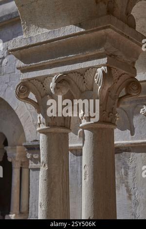Cloître de l'abbaye cistercienne romane du xiie siècle de Notre-Dame de Sénanque ( 1148 ). Près de Gordes en Provence, France. Banque D'Images