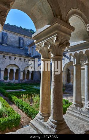 Cloître de l'abbaye cistercienne romane du xiie siècle de Notre-Dame de Sénanque ( 1148 ). Près de Gordes en Provence, France. Banque D'Images