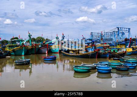 De nombreux bateaux de pêche colorés sont ancrés dans le port de Phan Thiet, Phan Thiết. Banque D'Images