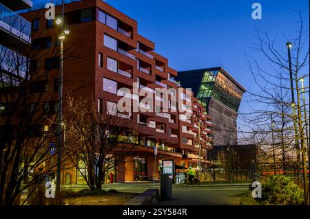 Le Bjørvika réaménagé dans le centre d'Oslo avec un immeuble d'appartements moderne et le musée Munch derrière au crépuscule en hiver. Norvège. Banque D'Images