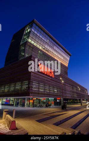 Extérieur du Musée Munch (Munchmuseet / Munch) au crépuscule en hiver avec un ciel bleu profond et des fenêtres éclairées dans le centre d'Oslo, Norvège. Banque D'Images