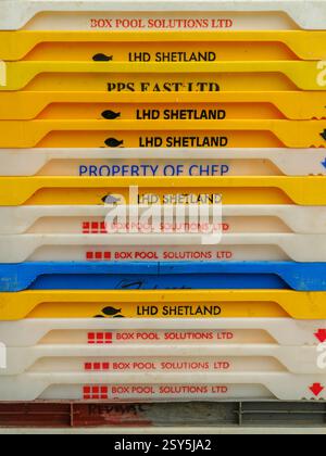 Newlyn, Cornwall - palettes de poissons sur le quai de Newlyn. Newlyn en Cornouailles abrite le plus grand port de pêche d'Angleterre. Une destinatio de vacances populaire Banque D'Images