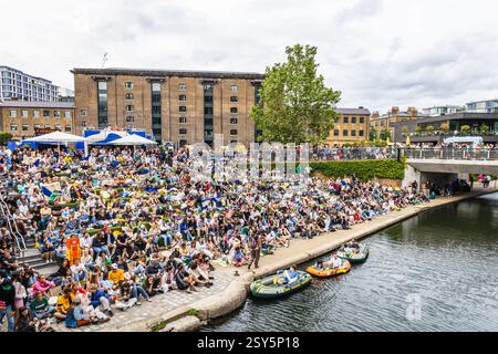Grand public regardant les séances de tennis en plein air près du canal. Londres, Royaume-Uni, 16 juillet 2023 Banque D'Images