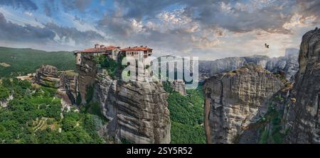 Monastère médiéval des Météores de St Varlaam ( Μονή Βαρλαάμ) au sommet d'un pilier rocheux dans les montagnes des Météores, Thessalie, Grèce Banque D'Images